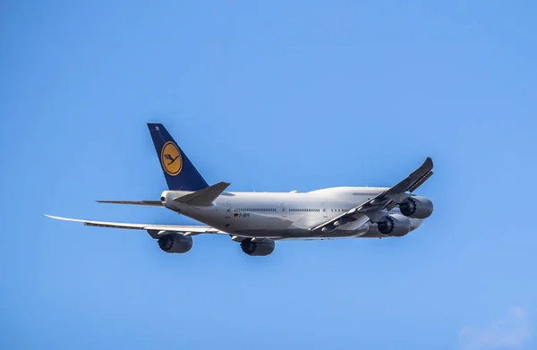 Avión Pasajeros Despegando Cielo Azul — Foto de Stock