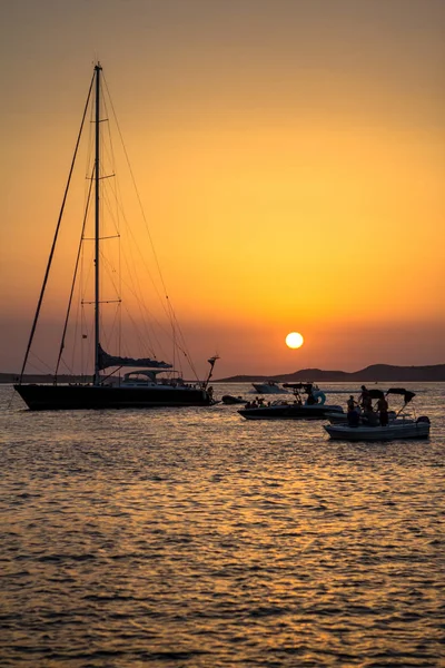 Silhouetttes gün batımında küçük tekneler ve yatlar