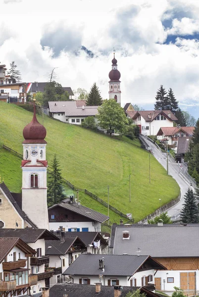 Vista Los Campanarios Las Iglesias Del Pueblo Montaña Tirol Del — Foto de Stock