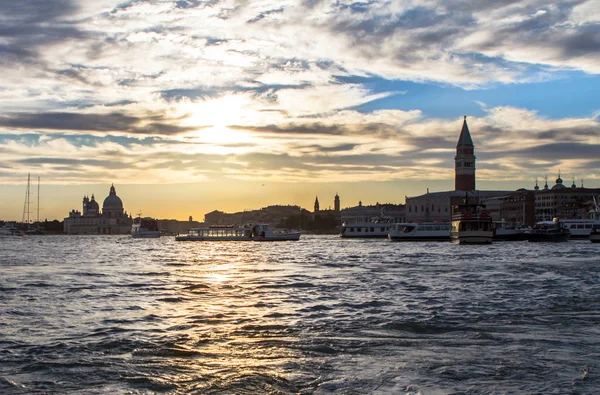 Hermosa Puesta Sol Detrás Iglesia Madonna Della Salute Dorsoduro Venecia — Foto de Stock