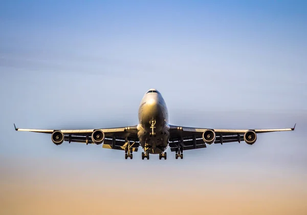 ジェット機が着陸のため空港に近づいての正面図 — ストック写真
