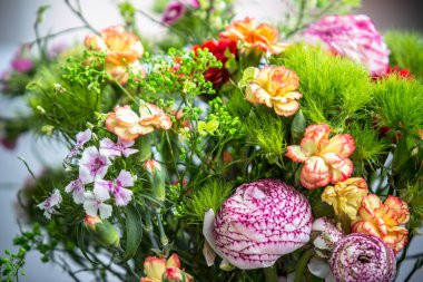 Renkli çiçek buketi. Yaklaş.