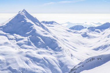 Bir Saas-Fee İsviçre karla kaplı dağlar