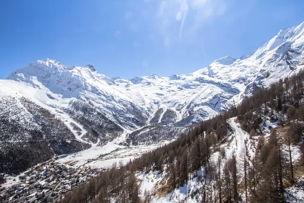 Karla Kaplı Dağ Saas Fee Çevrili Sviçre Köyü — Stok fotoğraf