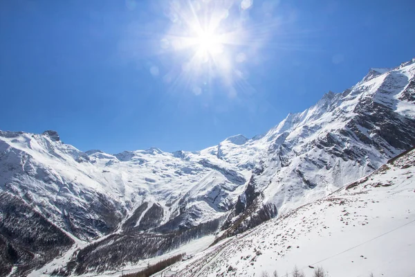 スイスのサースフェーの雪をかぶった山々 — ストック写真