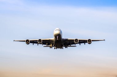 Havaalanına iniş için yaklaşan bir jet uçak önden görünümü