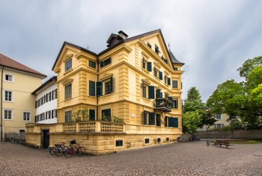 Ünlü sarı Piazza Duomo Bressanone, İtalya için bina