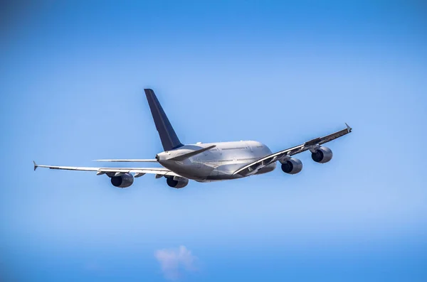 Avion Passager Décollant Dans Ciel Bleu — Photo