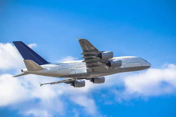 Avión Pasajeros Despegando Cielo Azul — Foto de Stock