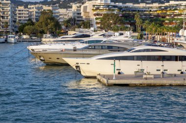 Ibiza, İspanya, limanda palamarla yatlar