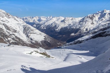Bir Saas-Fee İsviçre karla kaplı dağlar