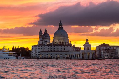 Canal Grande ve kilise Aziz Maria della Salute gün batımında, Venedik, İtalya