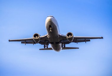 Havaalanına iniş için yaklaşan bir jet uçak önden görünümü