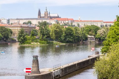 Old Town iskele mimarisi Saint Vitus'ın Katedrali Vltava Nehri Prag, Çek Cumhuriyeti için üzerinde doğal havadan görünümü