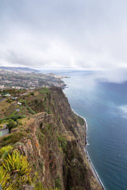 Madeira Adası, Portekiz, Gabo Girao 600 metre yüksek kayalıklarla