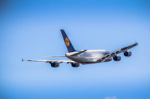 Avion Passager Décollant Dans Ciel Bleu — Photo