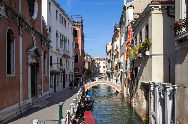 Small Venetian Canal Old Brick Houses Venice Italy — Stock Photo, Image