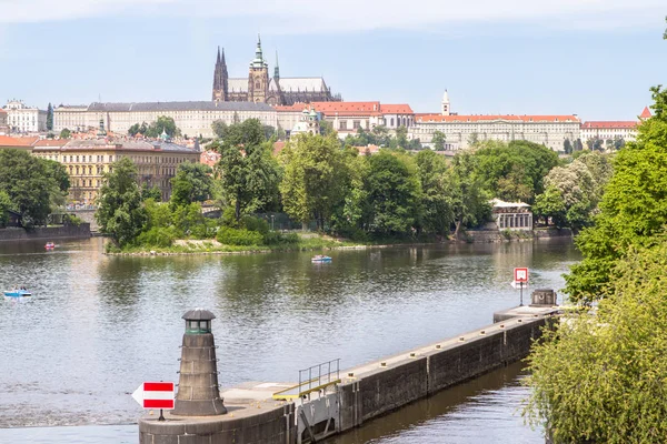 Old Town Iskele Mimarisi Saint Vitus Katedrali Vltava Nehri Prag — Stok fotoğraf