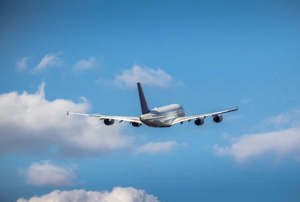 旅客飞机在蓝天下起飞 — 图库照片