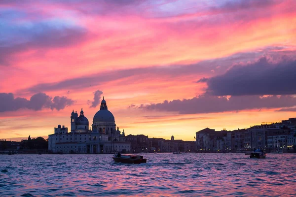 Canal Grande ve kilise Aziz Maria della Salute gün batımında, Venedik, İtalya