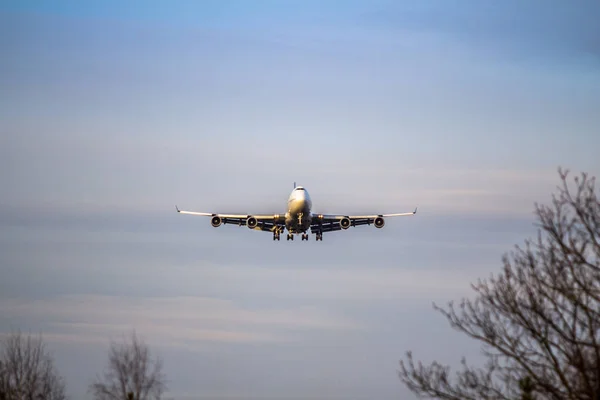 飞机接近机场着陆的前视图 — 图库照片