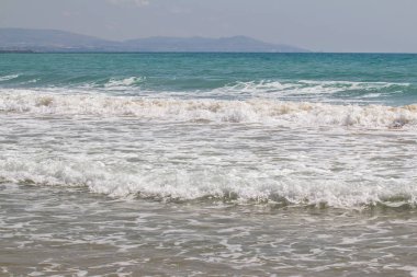 Deniz dalgaları ile kumlu plaj