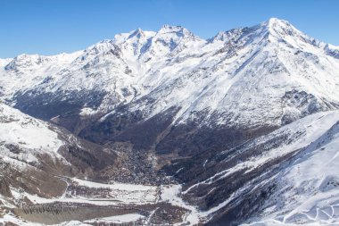 Karla kaplı dağ Saas Fee çevrili İsviçre Köyü