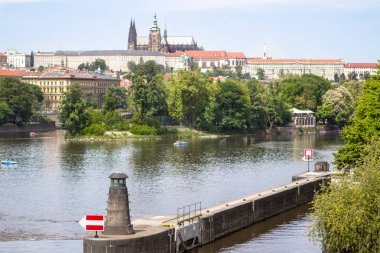 Old Town iskele mimarisi Saint Vitus'ın Katedrali Vltava Nehri Prag, Çek Cumhuriyeti için üzerinde doğal havadan görünümü