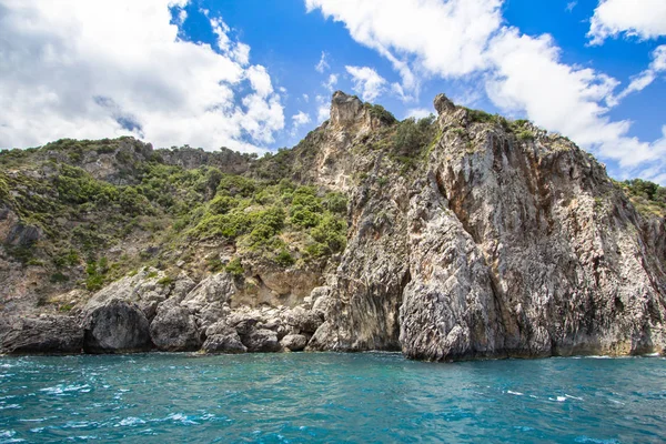 岩のビーチとターコイズ ブルーの海 ギリシャのコルフ島の海岸線 — ストック写真
