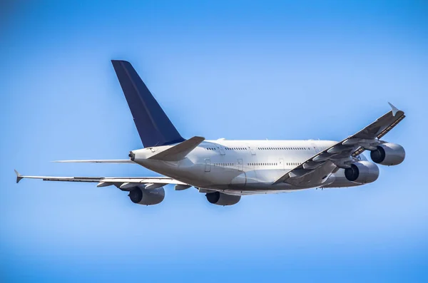 Avion Passager Décollant Dans Ciel Bleu — Photo