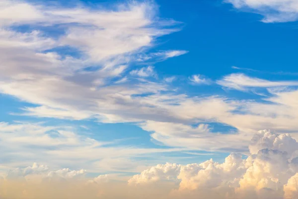 Biru Langit Latar Belakang Dengan Awan Kecil — Stok Foto