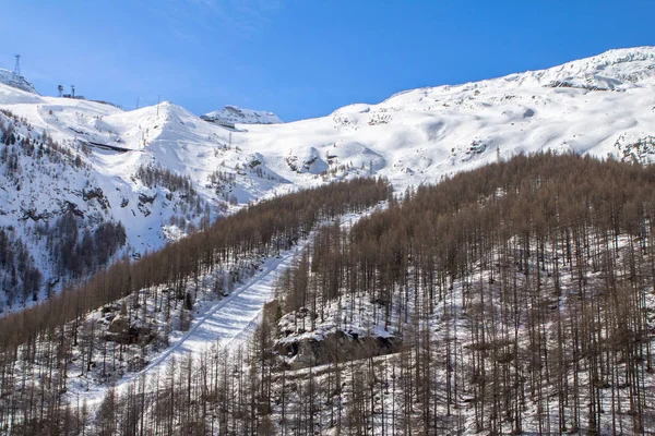 スイスの雪山でスキー トラック — ストック写真