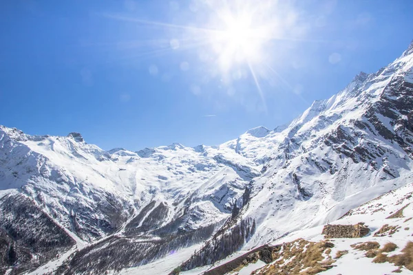 Bir Saas Fee Sviçre Karla Kaplı Dağlar — Stok fotoğraf