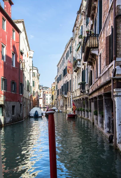 Pequeño Canal Veneciano Antiguas Casas Ladrillo Venecia Italia — Foto de Stock