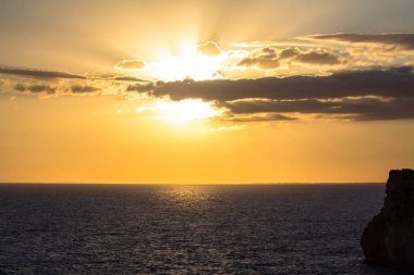 Denizin üzerinde güzel bir gün batımı