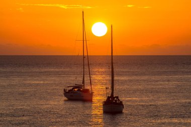 gün batımında denize Yelkenliler