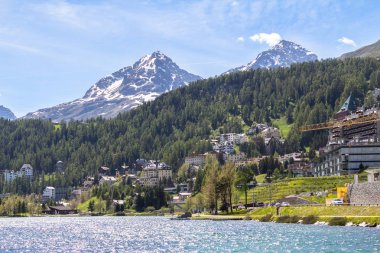 Alp güzellikler görünümü St Moritz ve St Moritz Gölü, İsviçre