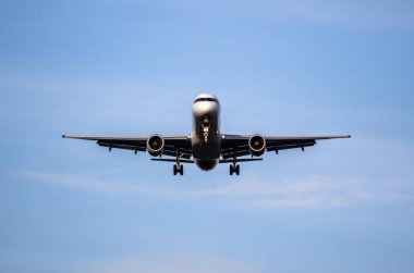 Havaalanına iniş için yaklaşan bir jet uçak önden görünümü