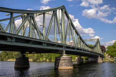 Berlin 'deki dünyaca ünlü Köprü Glienicke (Glienicker Bruecke), Potsdam, Berlin