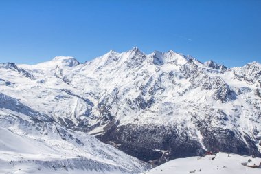Bir Saas-Fee İsviçre karla kaplı dağlar
