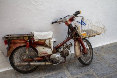 Yunanistan Caddesi üzerinde park etmiş eski scooter