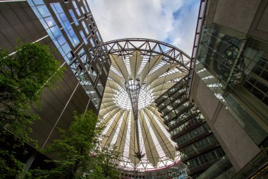 Alt görünümü yelken çatı yapısı içinde Sony Center Potsdamer Platz'ta, Berlin, Almanya