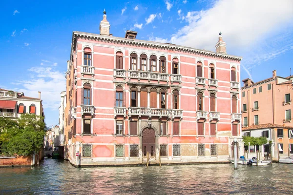 ヴェネツィア イタリアのカナル グランデに位置するパラッツォ フォンタナのカ レッツォーニコ — ストック写真