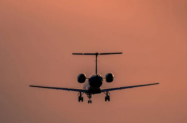 Blick Auf Ein Passagierflugzeug Das Bei Sonnenuntergang Landet — Stockfoto