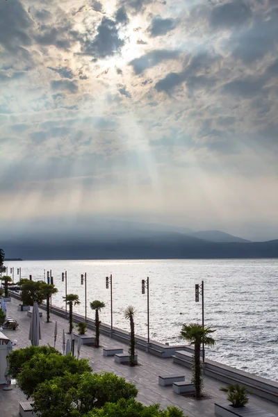 Hermosa Puesta Sol Sobre Lago Garda Italia — Foto de Stock