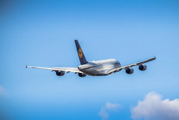 Passanger Airplane Taking Blue Sky — Stock Photo, Image