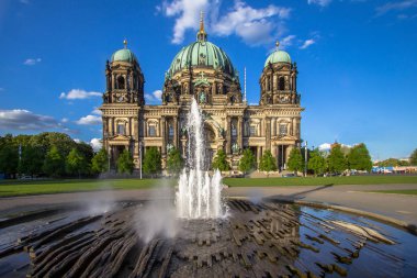 Berlin, Almanya ön planda bir çeşme ile Berliner Dom (Berlin Katedrali) görünümünü