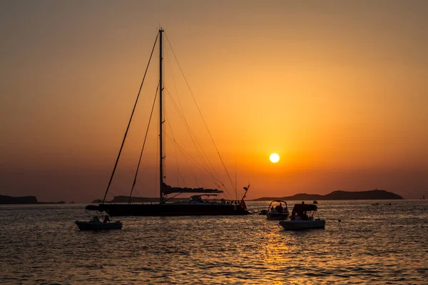 Silhouetten Von Yachten Und Kleinen Booten Bei Sonnenuntergang — Stockfoto
