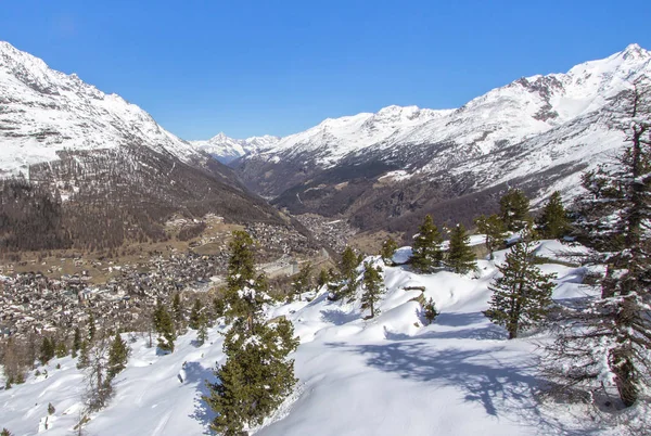 Swiss Village Otoczony Śniegiem Górski Saas Fee — Zdjęcie stockowe