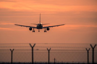 Gün batımında açılış jet yolcu uçağı görünümünü